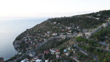 Türkiye 'nin Alanya kentinin havadan görünüşü - deniz kıyısında bir tatil köyü. Yavaş çekim