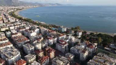 Türkiye 'nin Alanya kentinin havadan görünüşü - deniz kıyısında bir tatil köyü. Yavaş çekim
