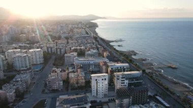 Türkiye 'nin Alanya kentinin havadan görünüşü - deniz kıyısında bir tatil köyü. Yavaş çekim