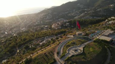 Türkiye 'nin Alanya kentinin havadan görünüşü - deniz kıyısında bir tatil köyü. Yavaş çekim