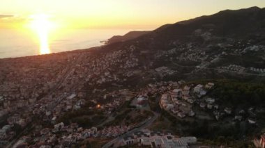 Türkiye 'nin Alanya kentinin havadan görünüşü - deniz kıyısında bir tatil köyü. Yavaş çekim