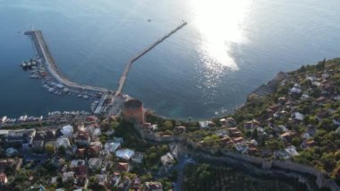 Türkiye 'nin Alanya kentinin havadan görünüşü - deniz kıyısında bir tatil köyü. Yavaş çekim