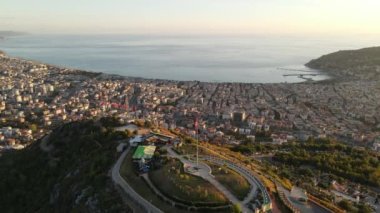 Türkiye 'nin Alanya kentinin havadan görünüşü - deniz kıyısında bir tatil köyü. Yavaş çekim