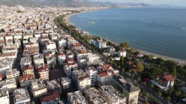 Türkiye 'nin Alanya kentinin havadan görünüşü - deniz kıyısında bir tatil köyü. Yavaş çekim