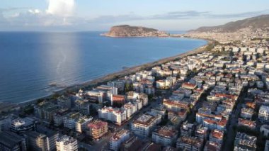 Türkiye 'nin Alanya kentinin havadan görünüşü - deniz kıyısında bir tatil köyü. Yavaş çekim