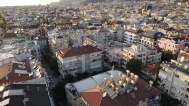Türkiye 'nin Alanya kentinin havadan görünüşü - deniz kıyısında bir tatil köyü. Yavaş çekim