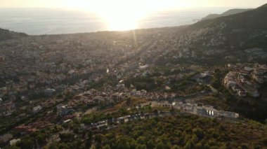 Türkiye 'nin Alanya kentinin havadan görünüşü - deniz kıyısında bir tatil köyü. Yavaş çekim