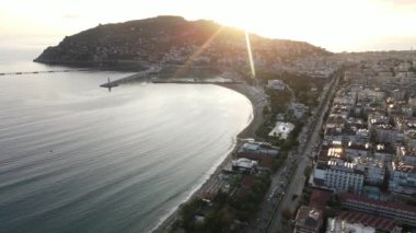 Türkiye 'nin Alanya kentinin havadan görünüşü - deniz kıyısında bir tatil köyü. Yavaş çekim