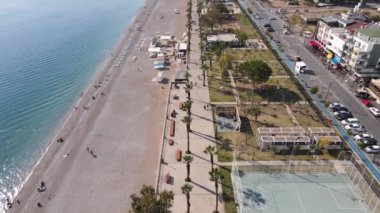 Türkiye 'nin Antalya kentinin havadan görünüşü - deniz kıyısında bir tatil köyü. Yavaş çekim