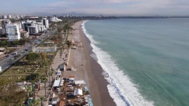 Türkiye 'nin Antalya kentinin havadan görünüşü - deniz kıyısında bir tatil köyü. Yavaş çekim