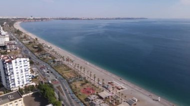 Türkiye 'nin Antalya kentinin havadan görünüşü - deniz kıyısında bir tatil köyü. Yavaş çekim