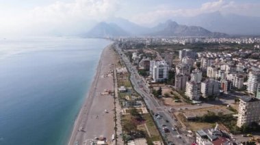 Türkiye 'nin Antalya kentinin havadan görünüşü - deniz kıyısında bir tatil köyü. Yavaş çekim