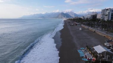 Türkiye 'nin Antalya kentinin havadan görünüşü - deniz kıyısında bir tatil köyü. Yavaş çekim