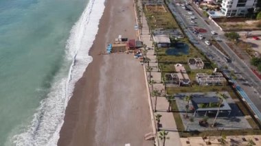 Türkiye 'nin Antalya kentinin havadan görünüşü - deniz kıyısında bir tatil köyü. Yavaş çekim