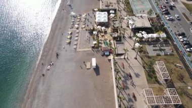 Türkiye 'nin Antalya kentinin havadan görünüşü - deniz kıyısında bir tatil köyü. Yavaş çekim