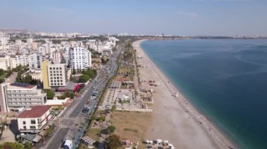 Türkiye 'nin Antalya kentinin havadan görünüşü - deniz kıyısında bir tatil köyü. Yavaş çekim