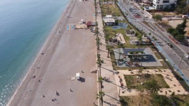 Türkiye 'nin Antalya kentinin havadan görünüşü - deniz kıyısında bir tatil köyü. Yavaş çekim