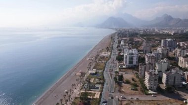 Türkiye 'nin Antalya kentinin havadan görünüşü - deniz kıyısında bir tatil köyü. Yavaş çekim