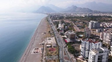 Türkiye 'nin Antalya kentinin havadan görünüşü - deniz kıyısında bir tatil köyü. Yavaş çekim
