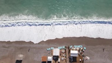 Türkiye 'nin Antalya kentinin havadan görünüşü - deniz kıyısında bir tatil köyü. Yavaş çekim