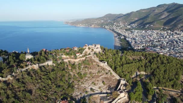 从空中俯瞰土耳其阿拉亚市- -一个海滨度假胜地。慢动作 — 图库视频影像