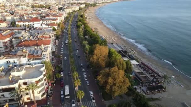 Türkiye 'nin Alanya kentinin havadan görünüşü - deniz kıyısında bir tatil köyü. Yavaş çekim — Stok video