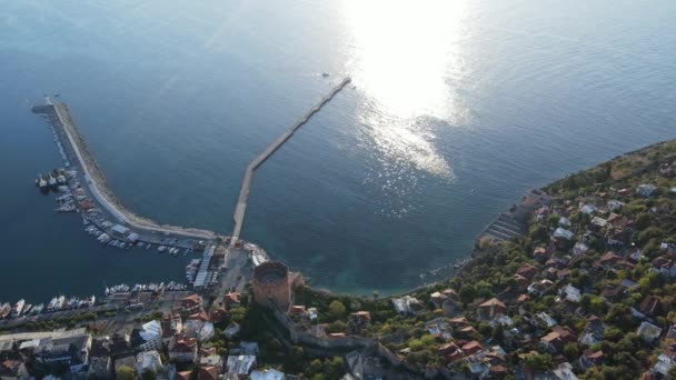 从空中俯瞰土耳其阿拉亚市- -一个海滨度假胜地。慢动作 — 图库视频影像