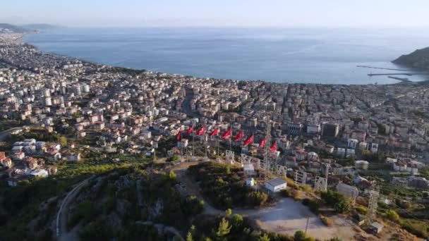 Türkiye 'nin Alanya kentinin havadan görünüşü - deniz kıyısında bir tatil köyü. Yavaş çekim — Stok video
