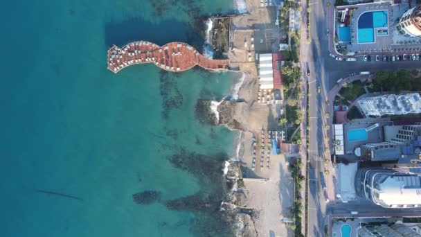 Flygfoto över Alanya, Turkiet - en semesterort vid stranden. Långsamma rörelser — Stockvideo