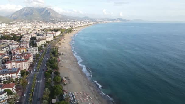 Luftaufnahme von Alanya, Türkei - einem Ferienort am Meer. Zeitlupe — Stockvideo