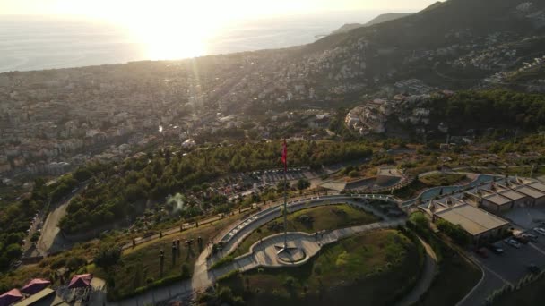 Vedere aeriană spre Alanya, Turcia - un oraș stațiune pe malul mării. Slow motion — Videoclip de stoc