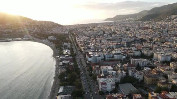 Vista aérea de Alanya, Turquía - una ciudad turística en la orilla del mar. Movimiento lento — Vídeos de Stock