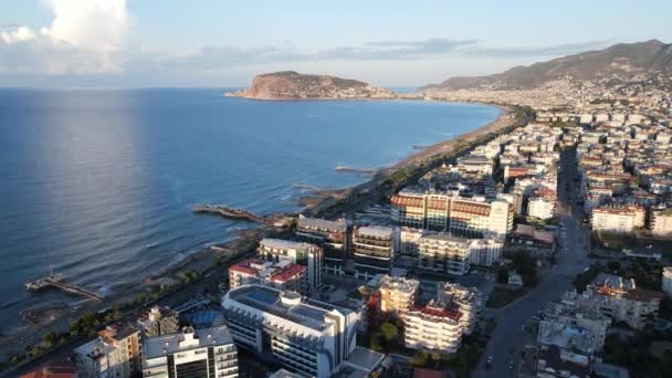 Türkiye 'nin Alanya kentinin havadan görünüşü - deniz kıyısında bir tatil köyü. Yavaş çekim — Stok video