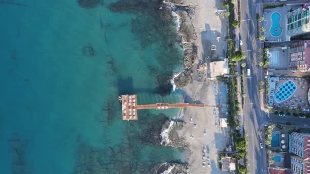 Vue aérienne d'Alanya, en Turquie - une station balnéaire sur le bord de la mer. Mouvement lent — Video