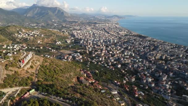 Türkiye 'nin Alanya kentinin havadan görünüşü - deniz kıyısında bir tatil köyü. Yavaş çekim — Stok video