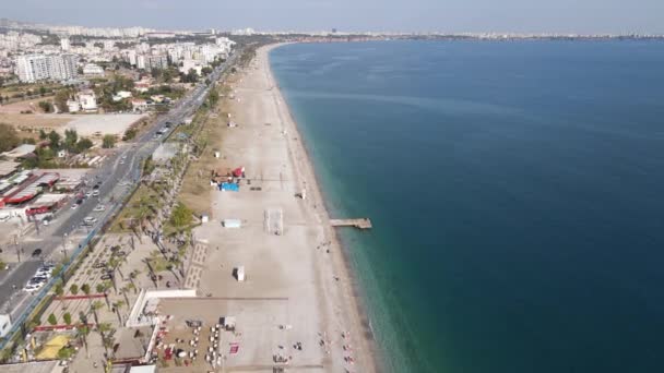 Luftaufnahme von Antalya, Türkei - einem Badeort am Meer. Zeitlupe — Stockvideo