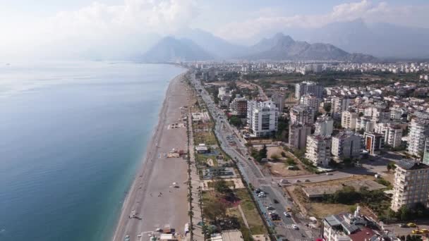 Luchtfoto van Antalya, Turkije - een badplaats aan de kust. Langzame beweging — Stockvideo