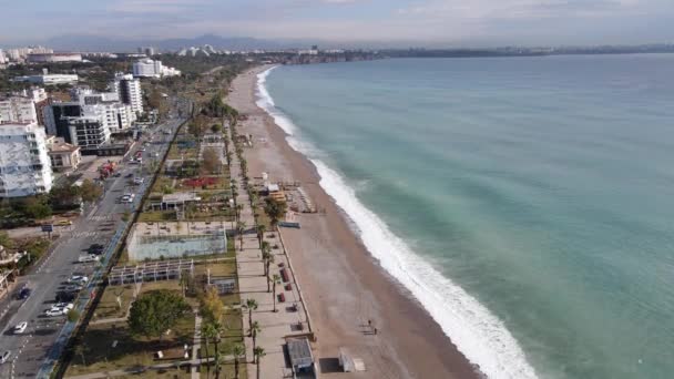 Luchtfoto van Antalya, Turkije - een badplaats aan de kust. Langzame beweging — Stockvideo