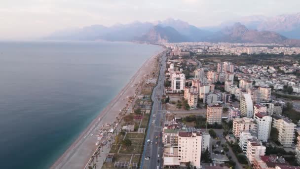 Vue aérienne d'Antalya, en Turquie - une station balnéaire sur le bord de mer. Mouvement lent — Video