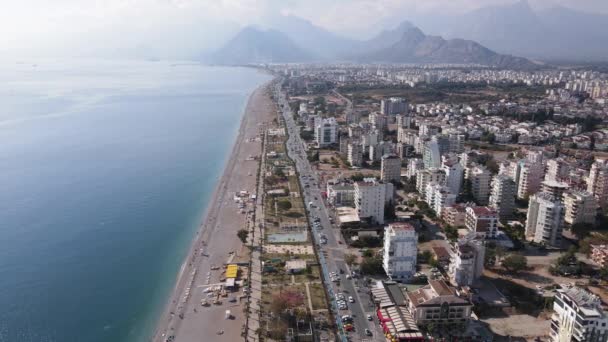 Luchtfoto van Antalya, Turkije - een badplaats aan de kust. Langzame beweging — Stockvideo
