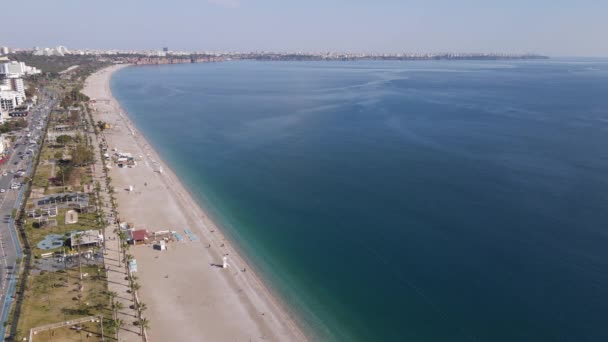 Widok z lotu ptaka na Antalyę, Turcja - kurort nad brzegiem morza. Zwolniony ruch — Wideo stockowe