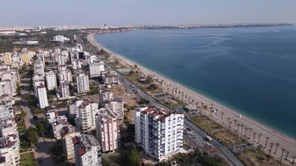 Luchtfoto van Antalya, Turkije - een badplaats aan de kust. Langzame beweging — Stockvideo