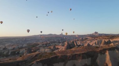 Türkiye 'nin Kapadokya kentinin havadan görünüşü: Gökyüzündeki balonlar. Yavaş çekim