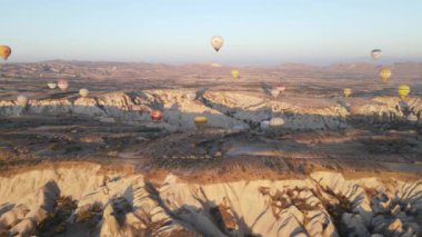 Türkiye 'nin Kapadokya kentinin havadan görünüşü: Gökyüzündeki balonlar. Yavaş çekim