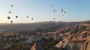 Türkiye 'nin Kapadokya kentinin havadan görünüşü: Gökyüzündeki balonlar. Yavaş çekim