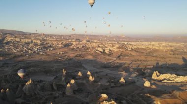 Türkiye 'nin Kapadokya kentinin havadan görünüşü: Gökyüzündeki balonlar. Yavaş çekim