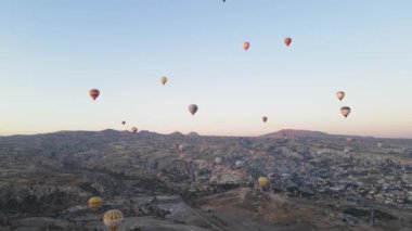 Türkiye 'nin Kapadokya kentinin havadan görünüşü: Gökyüzündeki balonlar. Yavaş çekim