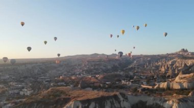 Türkiye 'nin Kapadokya kentinin havadan görünüşü: Gökyüzündeki balonlar. Yavaş çekim