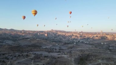 Türkiye 'nin Kapadokya kentinin havadan görünüşü: Gökyüzündeki balonlar. Yavaş çekim