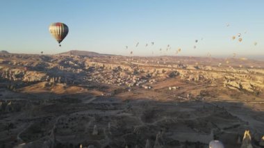 Türkiye 'nin Kapadokya kentinin havadan görünüşü: Gökyüzündeki balonlar. Yavaş çekim